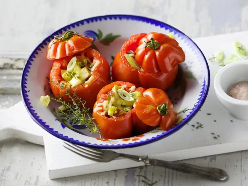 Gebackene Tomaten mit Tofu-Füllung