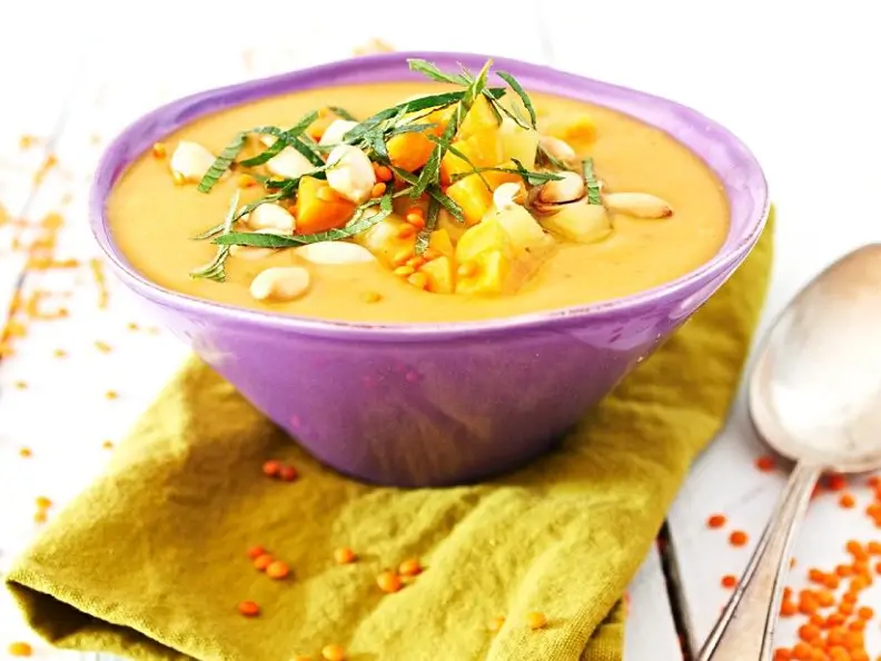 Linsen-Kartoffelsuppe mit Nüssen