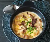 Gratinierte Brotsuppe mit Lauch und Pilzen
