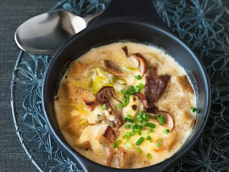 Gratinierte Brotsuppe mit Lauch und Pilzen