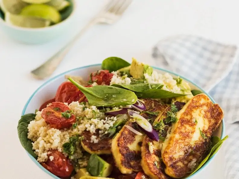 Bratkäse mit Couscous und Avocado