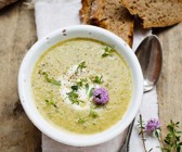 Zucchinicremesuppe mit Thymian