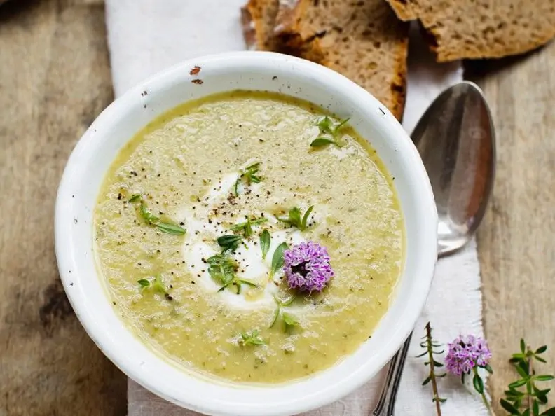 Zucchinicremesuppe mit Thymian