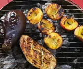 Gegrillte Auberginen und Pfirsiche