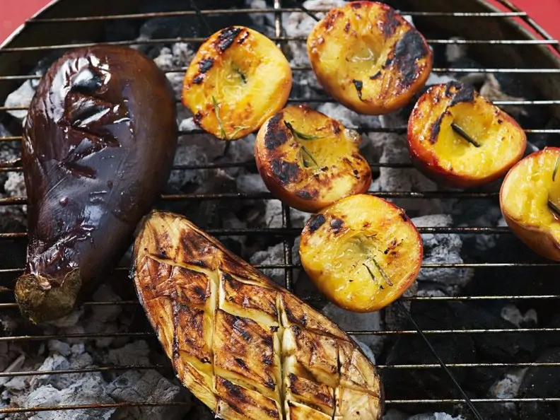 Gegrillte Auberginen und Pfirsiche