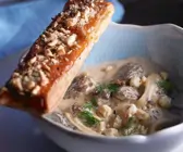 Cremige Morchelsuppe mit Nussstange