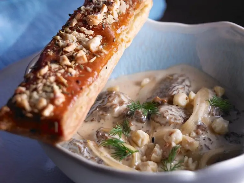 Cremige Morchelsuppe mit Nussstange