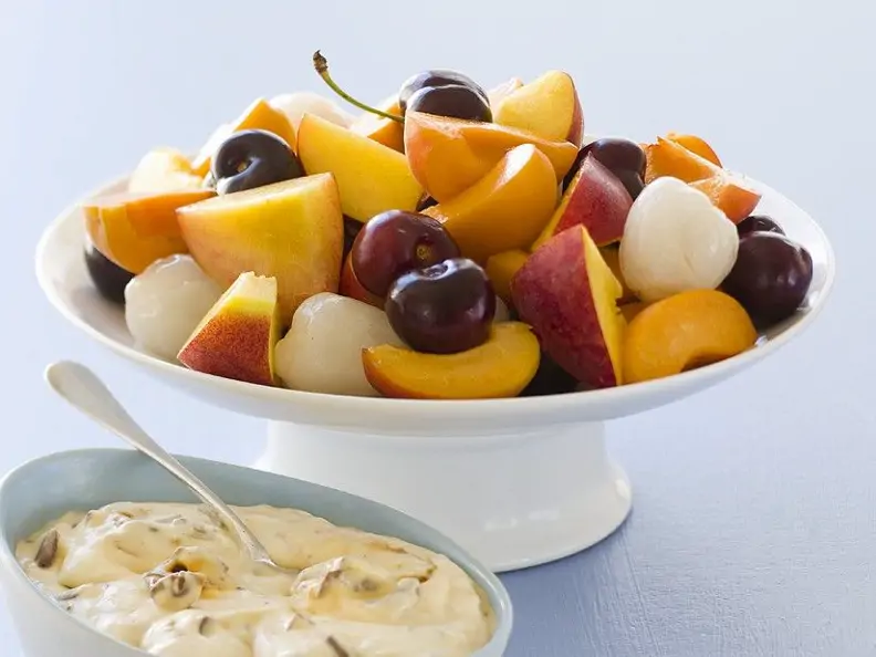 Gemischtes Obst mit Honig-Nuss-Joghurt