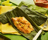 Tamale mit Hähnchen und Oliven im Bananenblatt