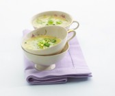 Kartoffelsuppe mit Zucchini und Frühlingszwiebeln
