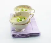 Kartoffelsuppe mit Zucchini und Frühlingszwiebeln