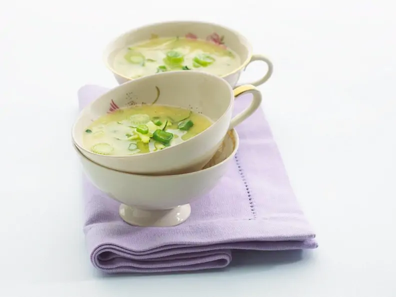 Kartoffelsuppe mit Zucchini und Frühlingszwiebeln
