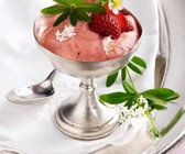 Erdbeercreme mit Waldmeister