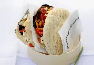 Gefüllte Pitabrote mit Gemüse vom Grill und Feta