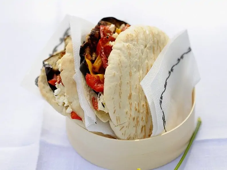 Gefüllte Pitabrote mit Gemüse vom Grill und Feta