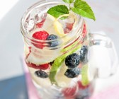 Infused Water mit Heidelbeeren