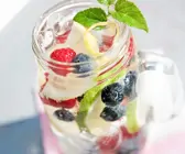 Infused Water mit Heidelbeeren