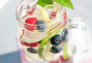 Infused Water mit Heidelbeeren