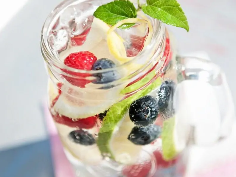 Infused Water mit Heidelbeeren