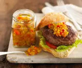 Burger mit Relish aus Paprika und Gurke