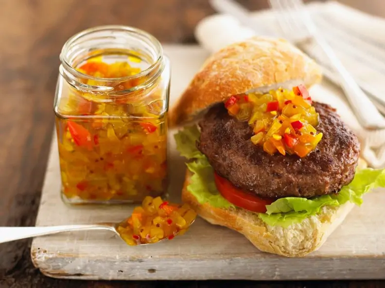 Burger mit Relish aus Paprika und Gurke