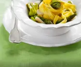 Pasta mit Muscheln, Spargel und Zucchiniblüten