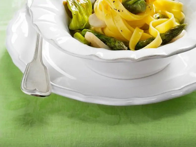 Pasta mit Muscheln, Spargel und Zucchiniblüten