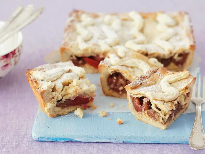 Gedeckter Pflaumenkuchen
