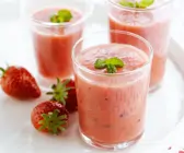 Melonensmoothie mit Erdbeeren