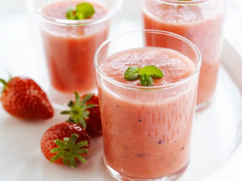 Melonensmoothie mit Erdbeeren