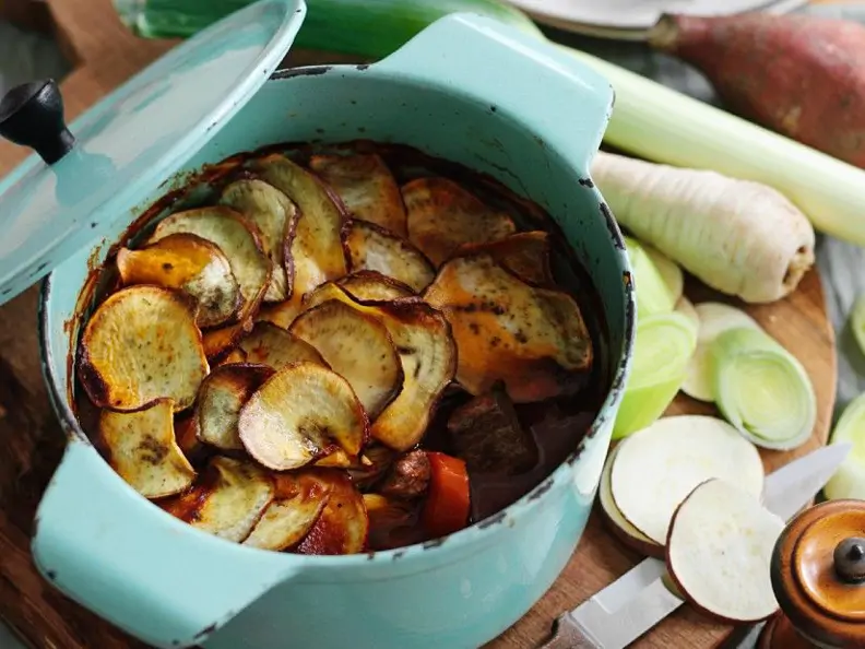 Hot Pot mit Rind, Süßkartoffeln und Wurzelgemüse