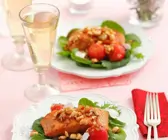 Lachs mit Schalotten-Nuss-Mix auf Salatbett
