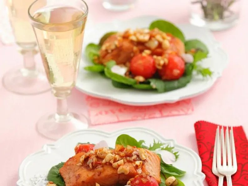 Lachs mit Schalotten-Nuss-Mix auf Salatbett