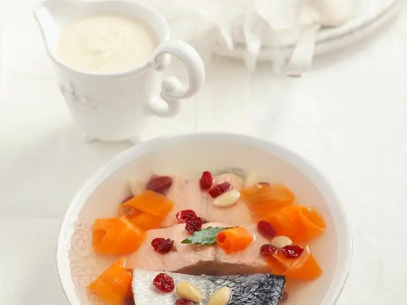Lachs in Aspik mit Möhren und Cranberries