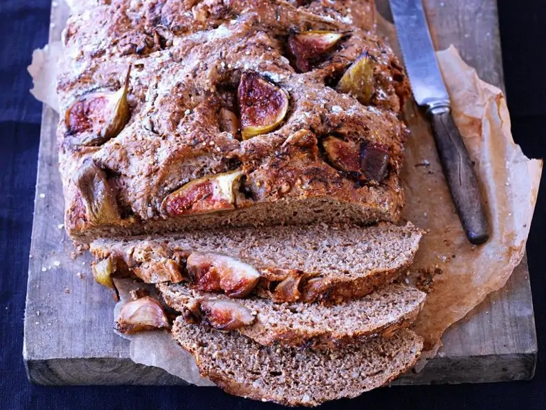 Vollkornbrot mit Knoblauch und Feigen