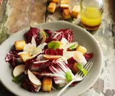 Radicchio-Birnen-Salat mit Croûtons und Parmesan