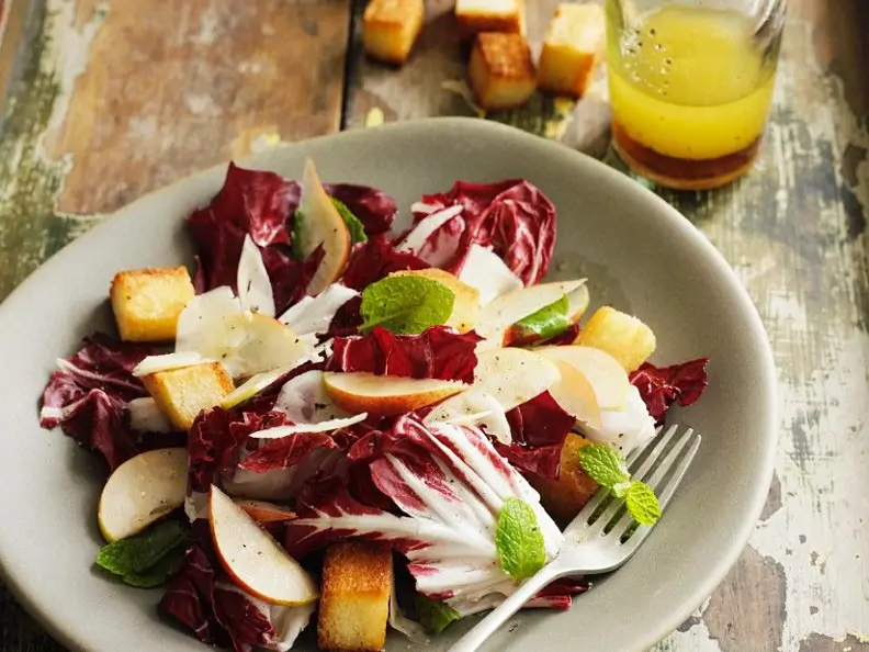 Radicchio-Birnen-Salat mit Croûtons und Parmesan