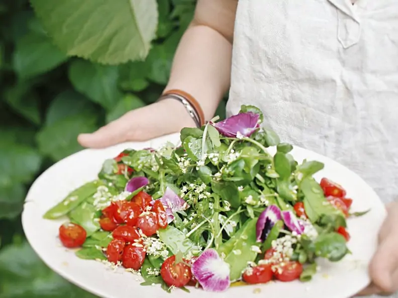 Rucola-Kressesalat mit Holunder