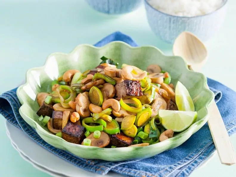 Tofu mit Lauch im Wok gebraten