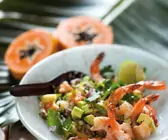 Salat mit Couscous, Garnelen und Avocado