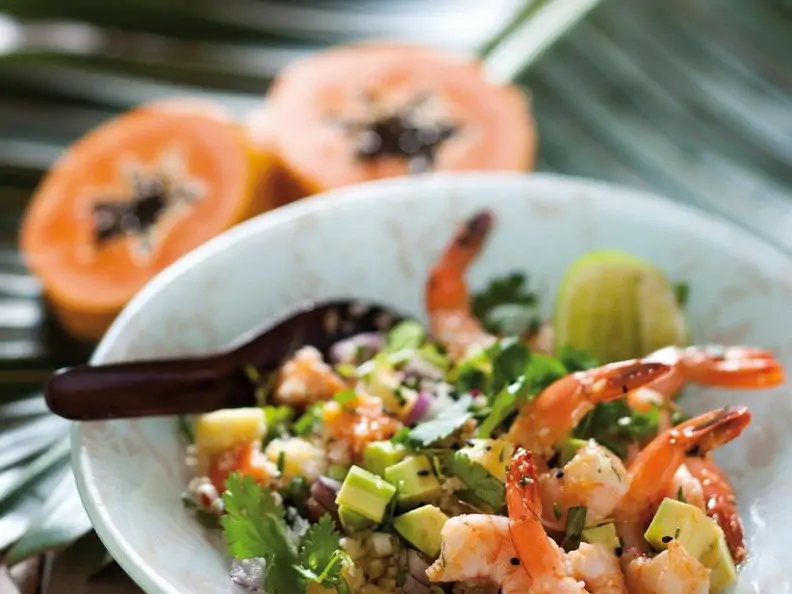 Salat mit Couscous, Garnelen und Avocado