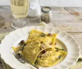 Ravioli mit Salbei-Nuss-Butter und Parmesan