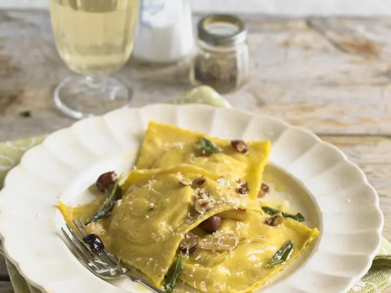 Ravioli mit Salbei-Nuss-Butter und Parmesan