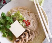 Asiatische Nudelsuppe in weißer Schale