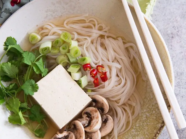 Asiatische Nudelsuppe in weißer Schale