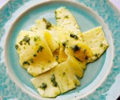 Carpaccio von der Ananas mit Minzpesto