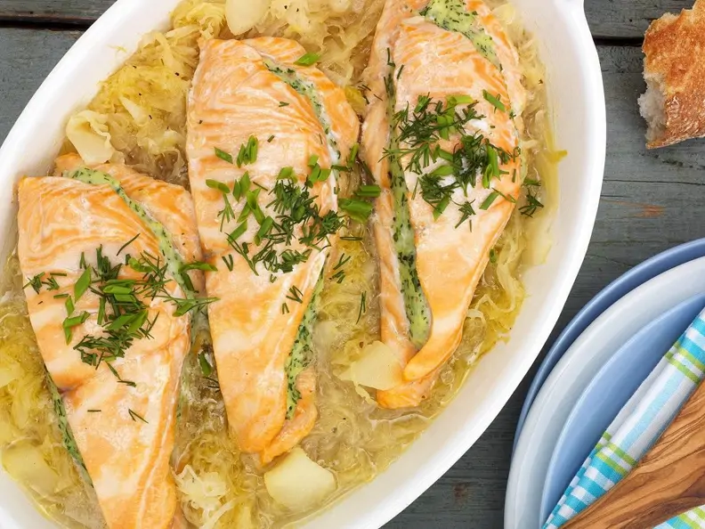 Lachs mit Kräuter-Fisch-Füllung auf Cidrekraut
