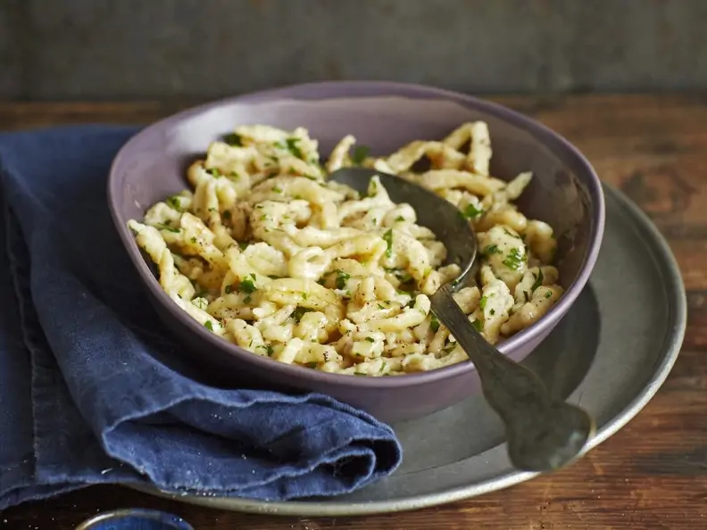 Spätzle mit Kräuter-Nuss-Butter