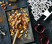 Weihnachtlicher Glühwein und Nüsse