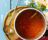 Scharfe indische Tomatensuppe